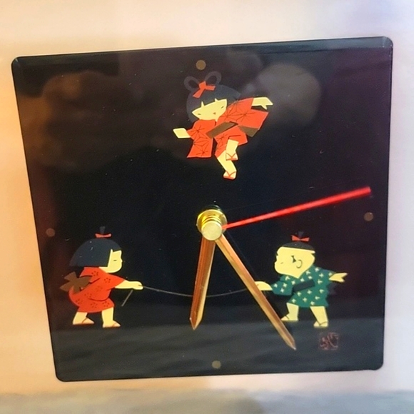 VINTAGE Lacquered Black & Red Square Japanese Children Pattern Tabletop Clock - Picture 4 of 4